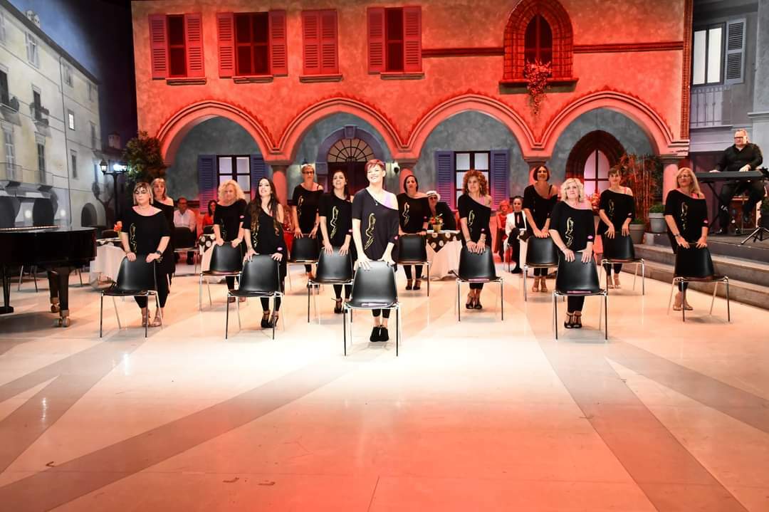Da perfette sconosciute a una comunità di donne